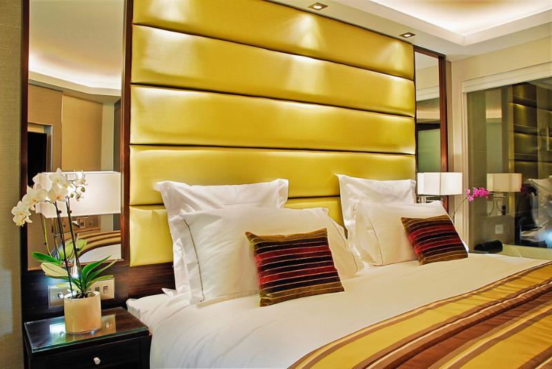 ホテル ザ モントカーム マーブル アーチ ロンドン エクステリア 写真 A bedroom at the Mandarin Oriental, London